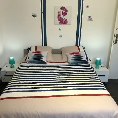 Πανσιόν La Vallee Des Noyers 3*