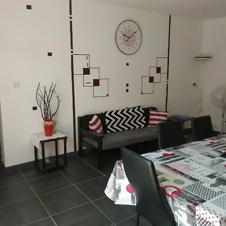 Πανσιόν La Vallee Des Noyers 3*